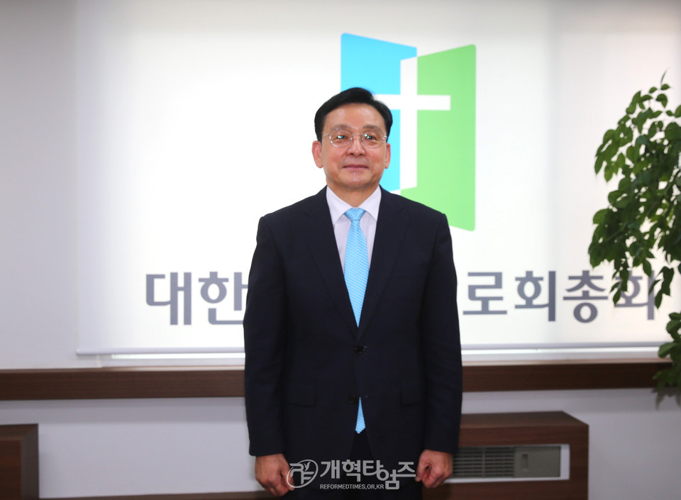 총회 부회록서기 후보 이종철 목사 모습