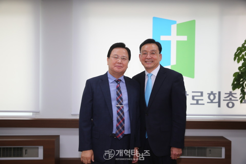 서북협 대표회장 김철중 목사와 함께 한 이종철 목사 모습