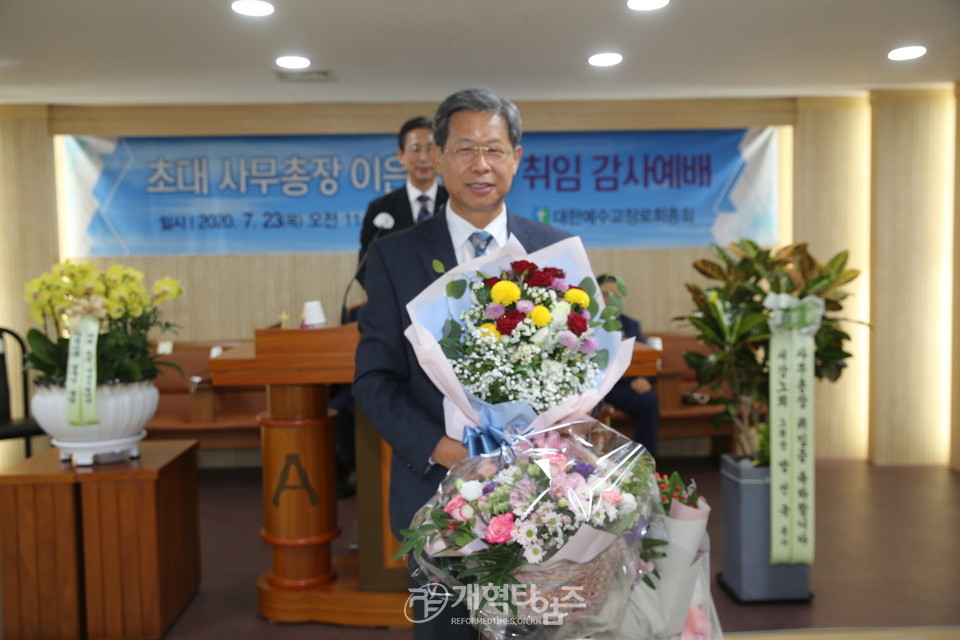 8월 1일부터 업무를 시작하는 초대 사무총장 이은철 목사 모습