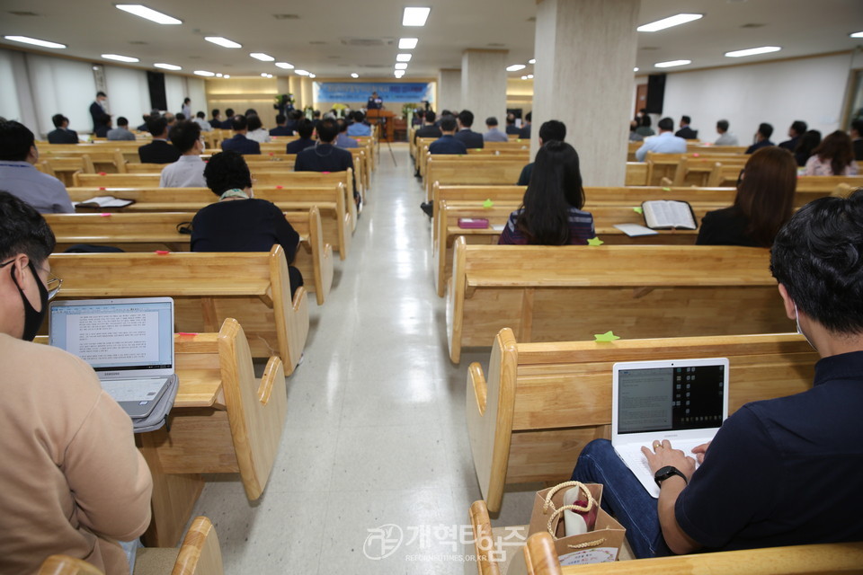 8월 1일부터 업무를 시작하는 초대 사무총장 이은철 목사 모습