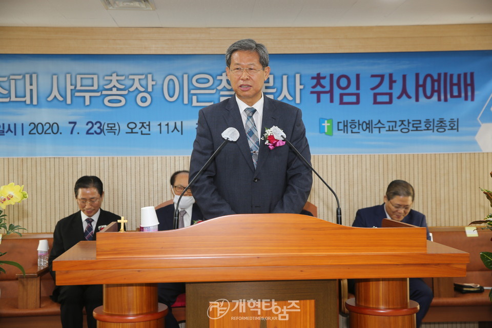 8월 1일부터 업무를 시작하는 초대 사무총장 이은철 목사 모습