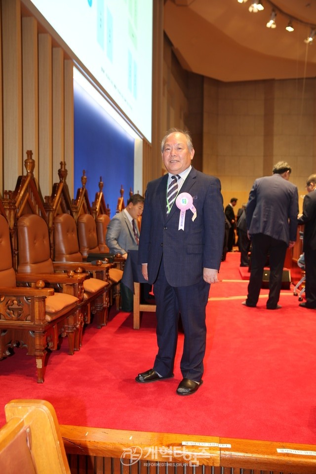 제104회 총회에서의 총회 부회계 박석만 장로 모습