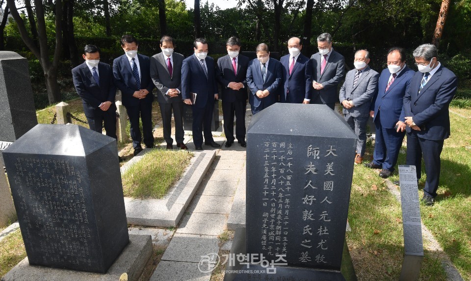 양화진 선교사 묘원을 찾은 총회 임원들 모습