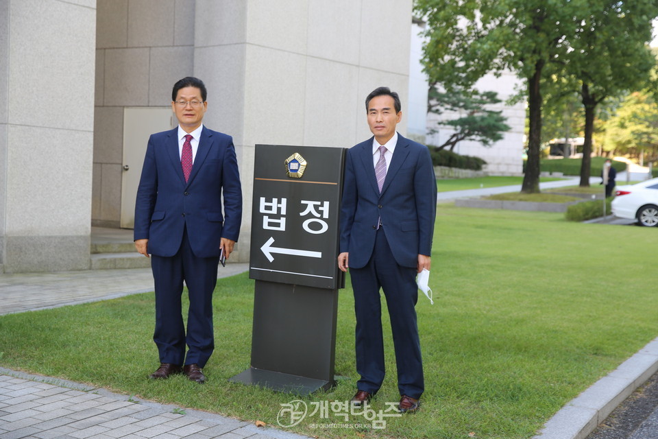 충남노회 정기회측, 노회장 박노섭 목사와 서기 이상규 목사