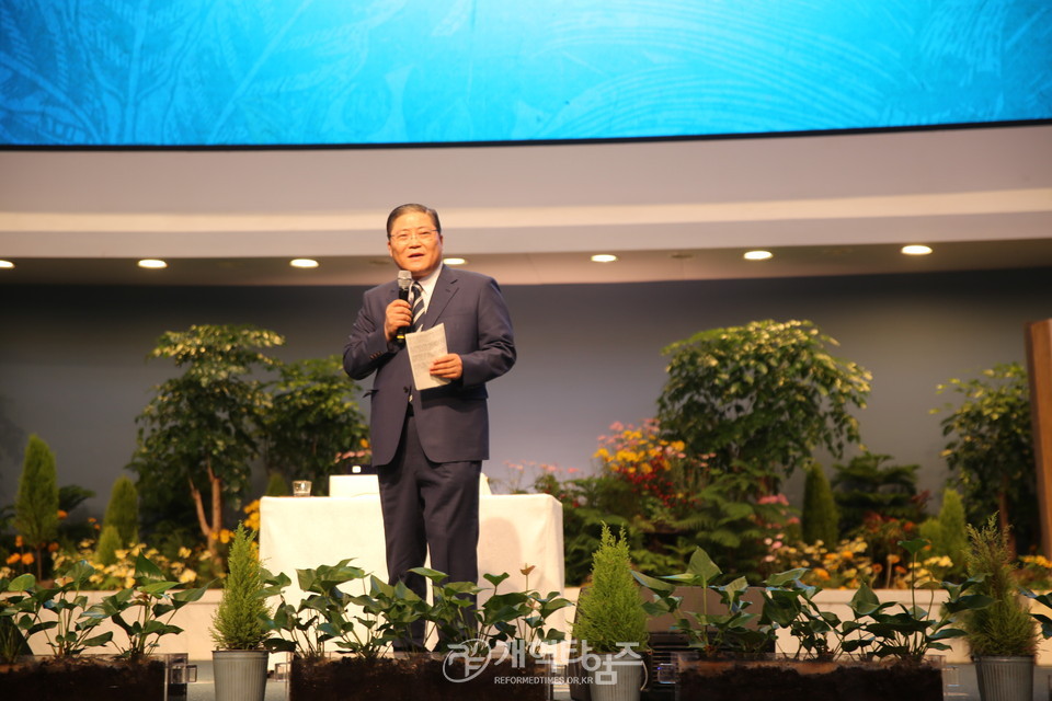 사랑의교회 순장 모임에서 인사하는 총회장 소강석 목사 모습