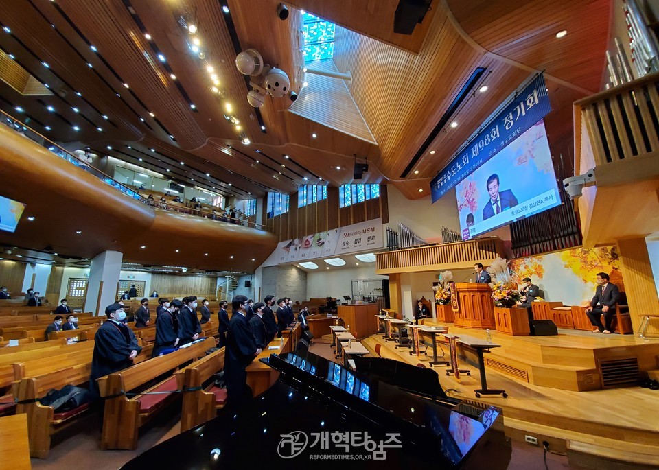 수도노회 ‘제98회 정기노회', '목사 임직 및 강도사 인허식’ 모습