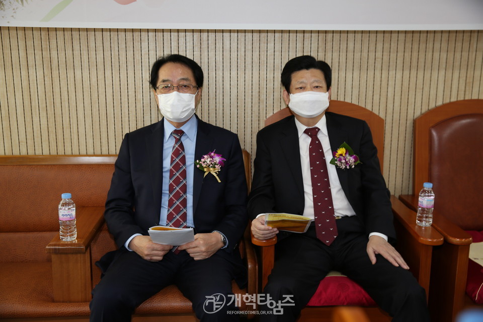 기독신문사, 이사장 . 사장 이·취임 감사예배, 서기 함성희 목사 모습