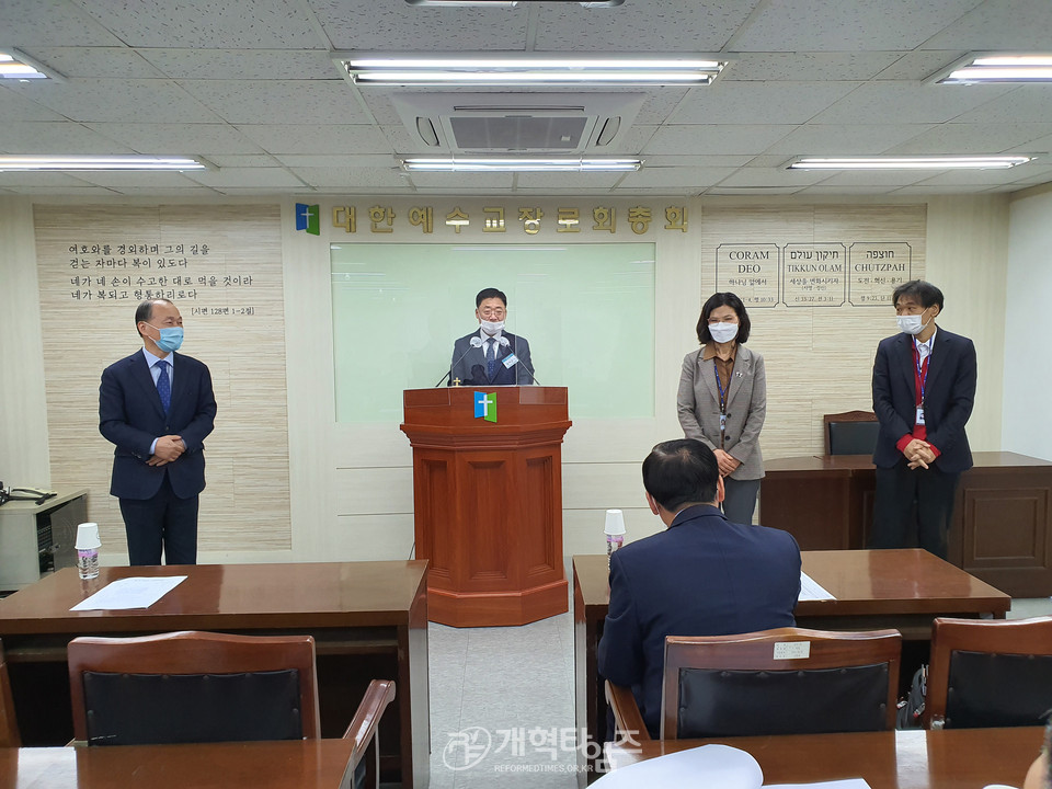 출판부 제1차 실행위원회, 출판부 직원 소개 모습