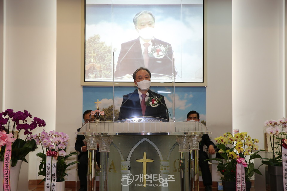 홍순용 담임목사 위임, 양문교회 이영신 목사 격려사 모습