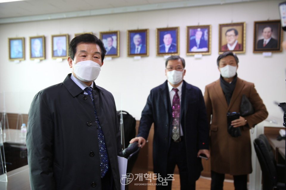 개방이사추천위원회 위원장 김상현 목사 및 총회측 위원들 모습