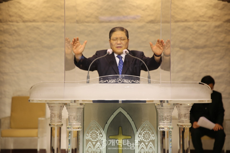 한교총 총무단, 2021 한국교회 부활절연합예배 준비위원회 제2차 회의, 대회장 소강석 목사 축도 모습