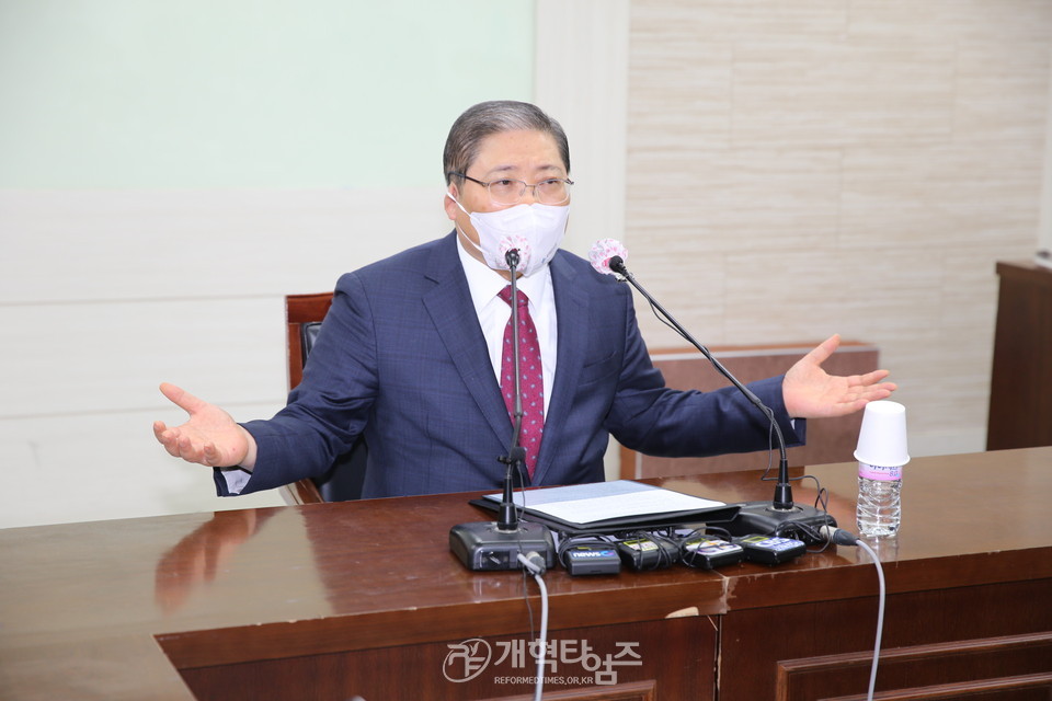 사분위, 총신대 정이사 선임 관련, 소강석 총회장 기자회견 모습