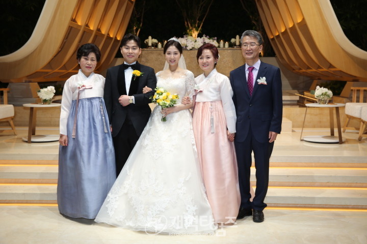신종철 목사 장녀 신진주 양 결혼 예식, 양가 부모와 함께 한 모습