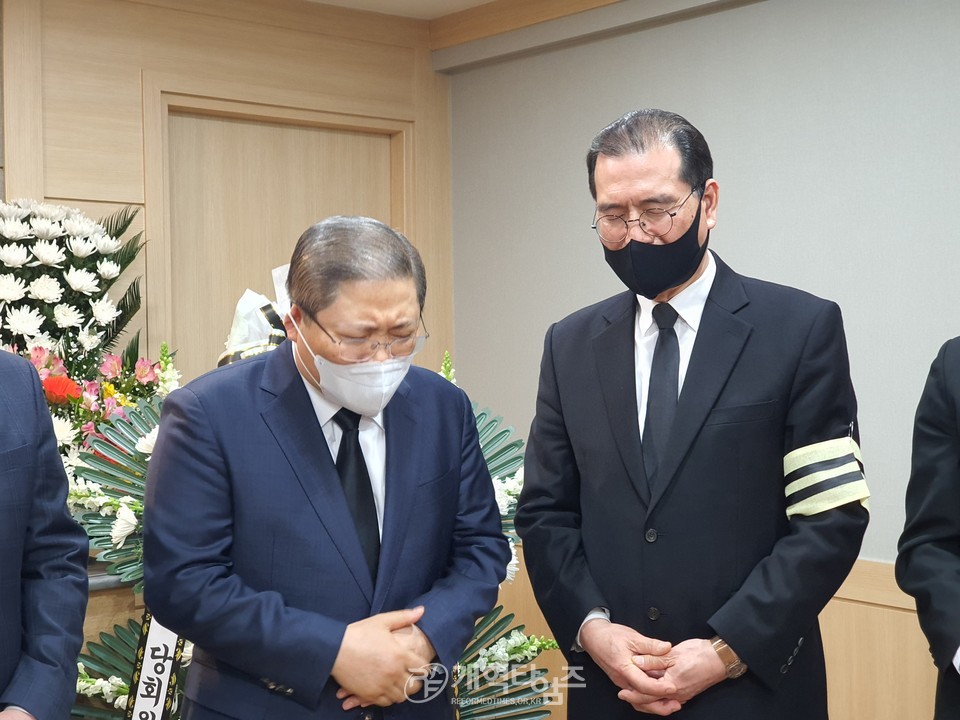 증경총회자 고 이성헌 목사 빈소에서 기도하는 총회장 소강석 목사 모습