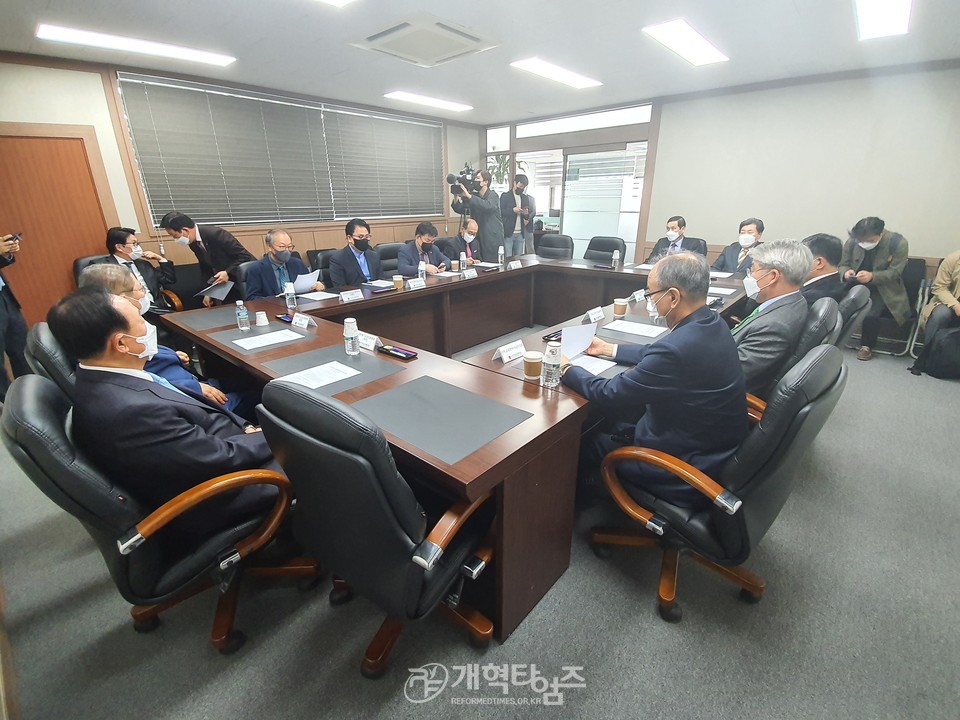 한국교회총연합. 상임회장단 회의 모습