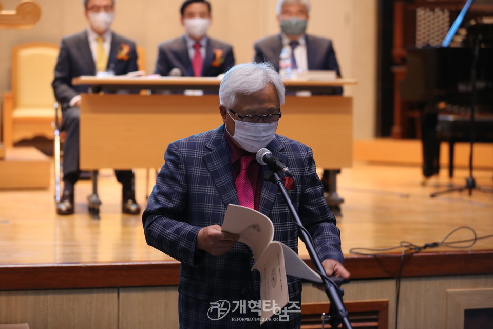 총신대 신대원 총동창회 정기총회, 신규식 목사 감사 보고 모습