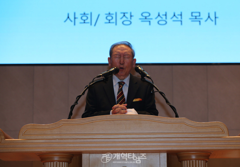 총신대 신대원 총동창회 정기총회. 증경회장 김창근 목사 모습