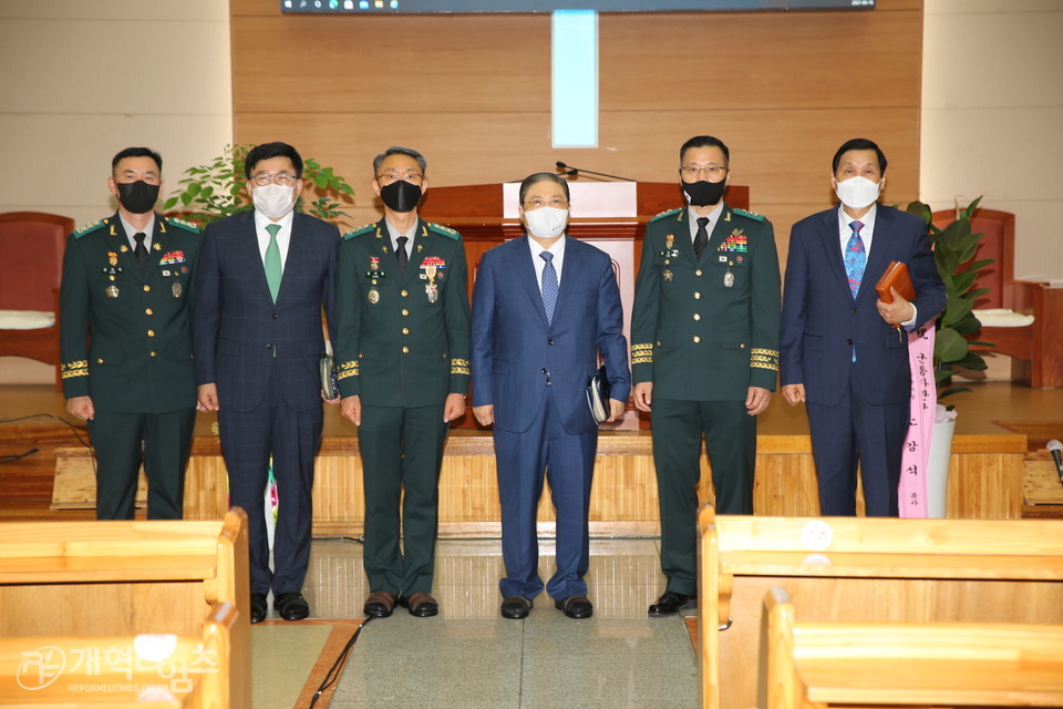 육군종합행정학교 남성대교회 군종사관반 파송감사예배 모습