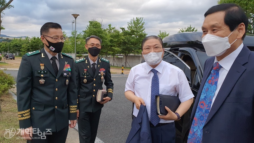 육군종합행정학교 남성대교회 군종사관반 파송감사예배에서