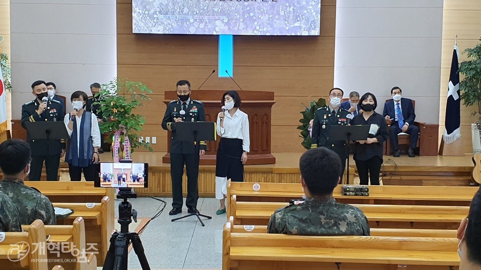 육군종합행정학교 남성대교회 군종사관반 파송감사예배 특송 모습