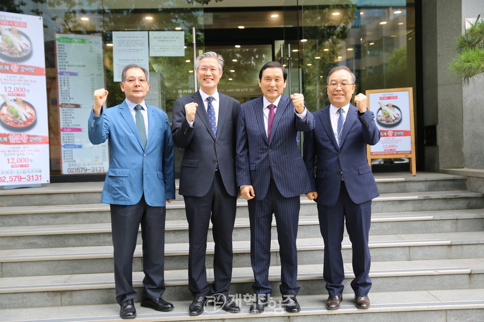 제106회 목사 부총회장 후보로 등록한 민찬기 목사 모습