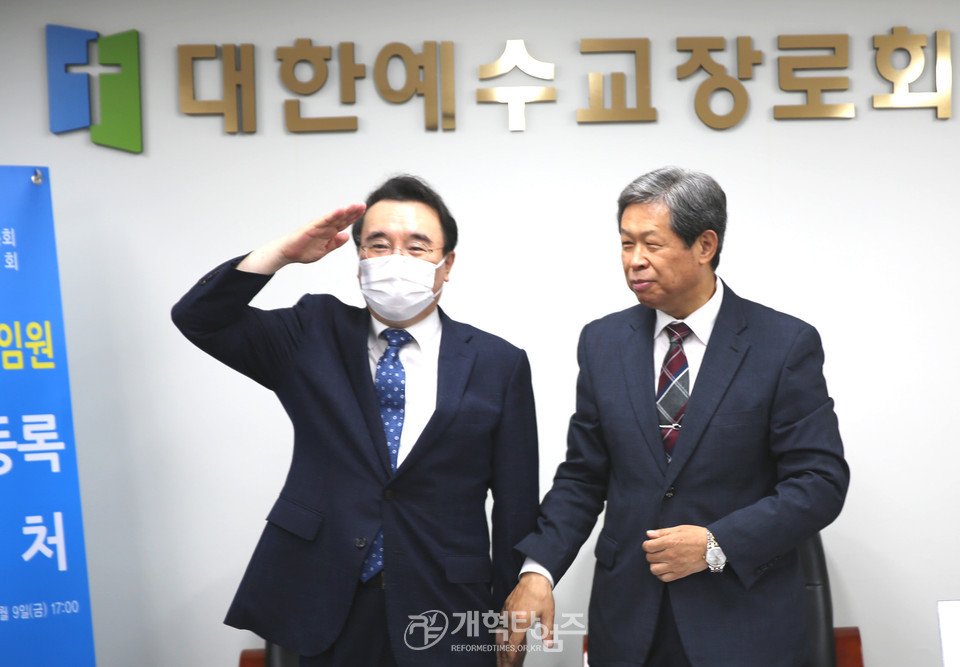 제106회 선관위 후보로 등록한 현 총회 서기 김한성 목사 모습