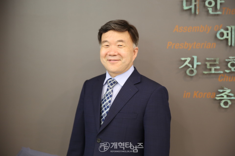 제106회 부회록서기 후보로 등록한 한기영 목사 모습