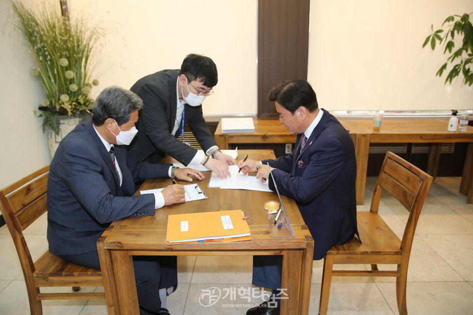 제106회 총회 경목부장 후보로 등록한 최석우 목사 모습
