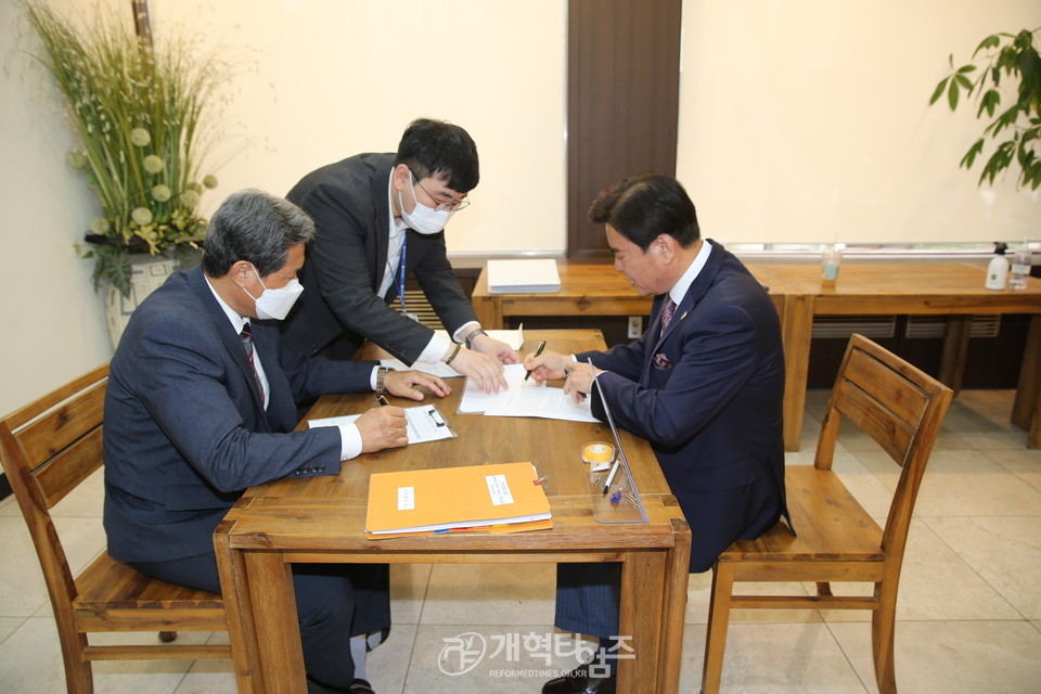 제106회 총회 경목부장 후보로 등록한 최석우 목사 모습