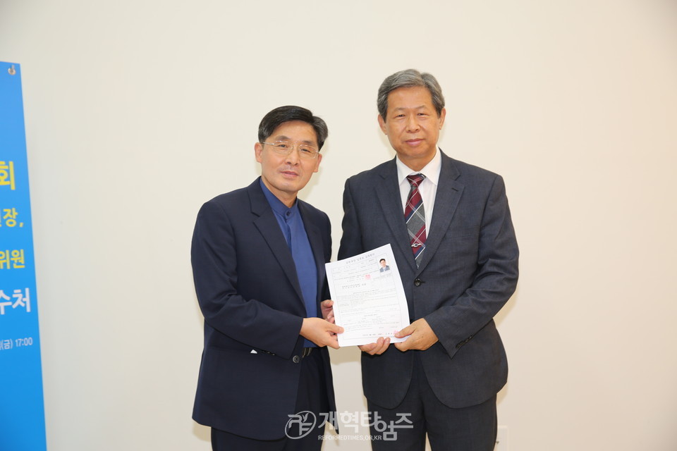 제106회 총회 공천위원장 후보로 등록한 김희동 목사 모습