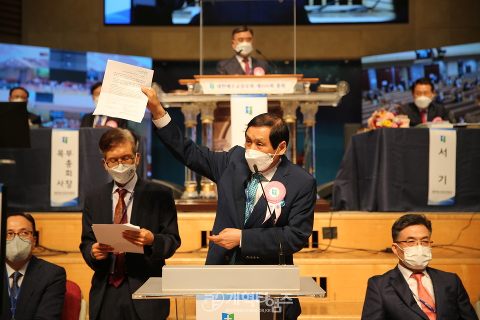 제106회 대한예수교장로회총회 정치부 보고 중 발언하는 총무 고영기 목사 모습