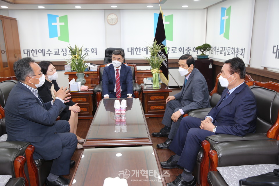 총회장 배광식 목사를 취임 축하 예방한 청와대 시민사회수석실 이정미 행정관과 문체부 백중현 종무관 모습