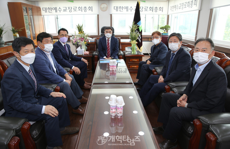 전국장로회연합회 실무임원들과 총회장 배광식 목사 면담 모습