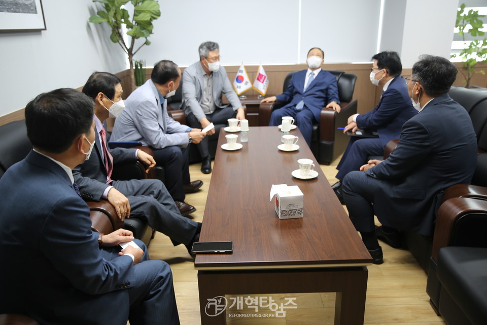 한교총 대표회장 소강석 목사를 예방한 신임 문체부 김대현 종무실장 모습
