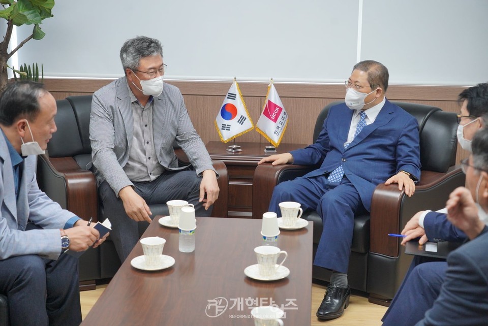 한교총 대표회장 소강석 목사를 예방한 신임 문체부 김대현 종무실장 모습