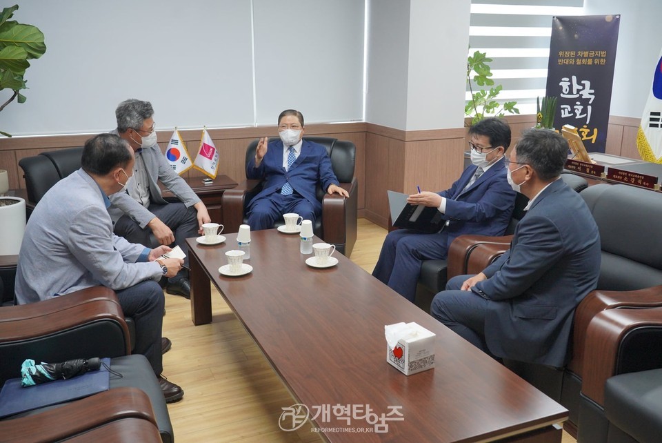 한교총 대표회장 소강석 목사를 예방한 신임 문체부 김대현 종무실장 모습