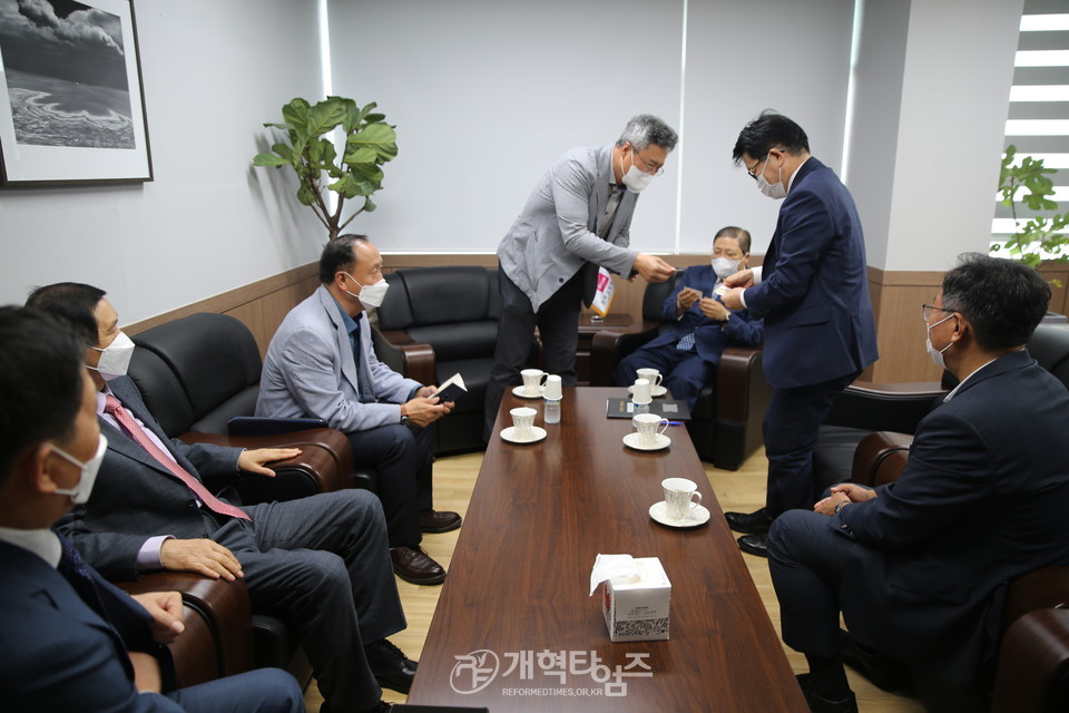 한교총 대표회장 소강석 목사를 예방한 신임 문체부 김대현 종무실장 모습