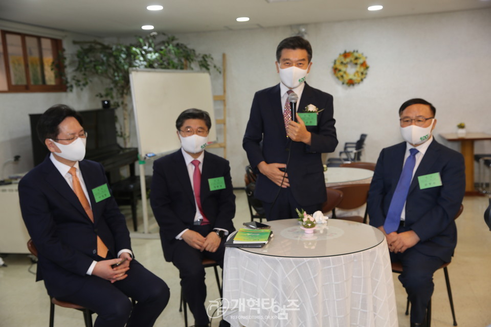 「서울노회 100회 기념 감사예배」, 기자회견 노회장 한수환 목사 발언 모습
