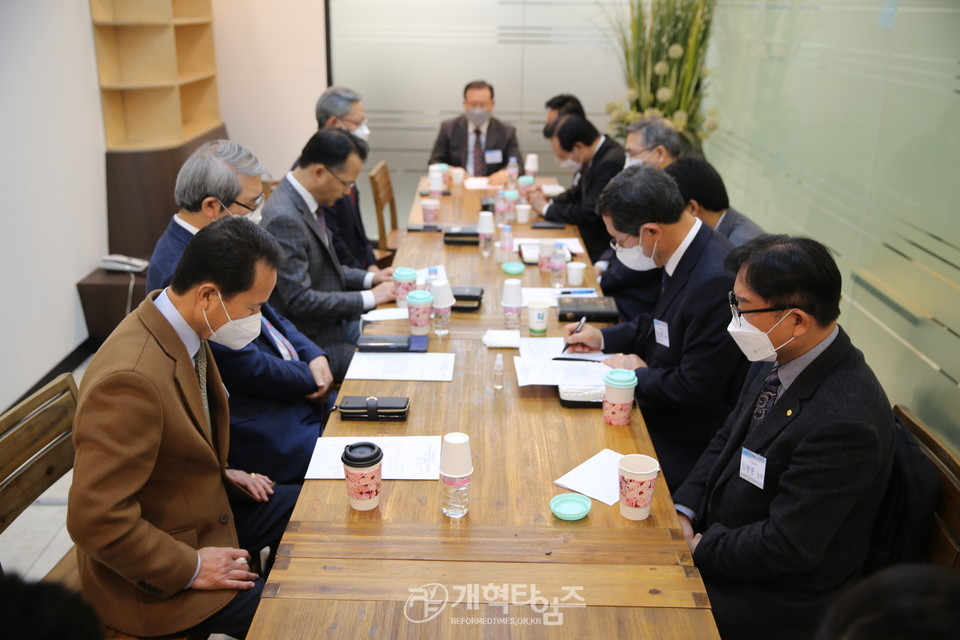 총회 이단(사이비)피해대책조사연구위원회 전체회의 모습