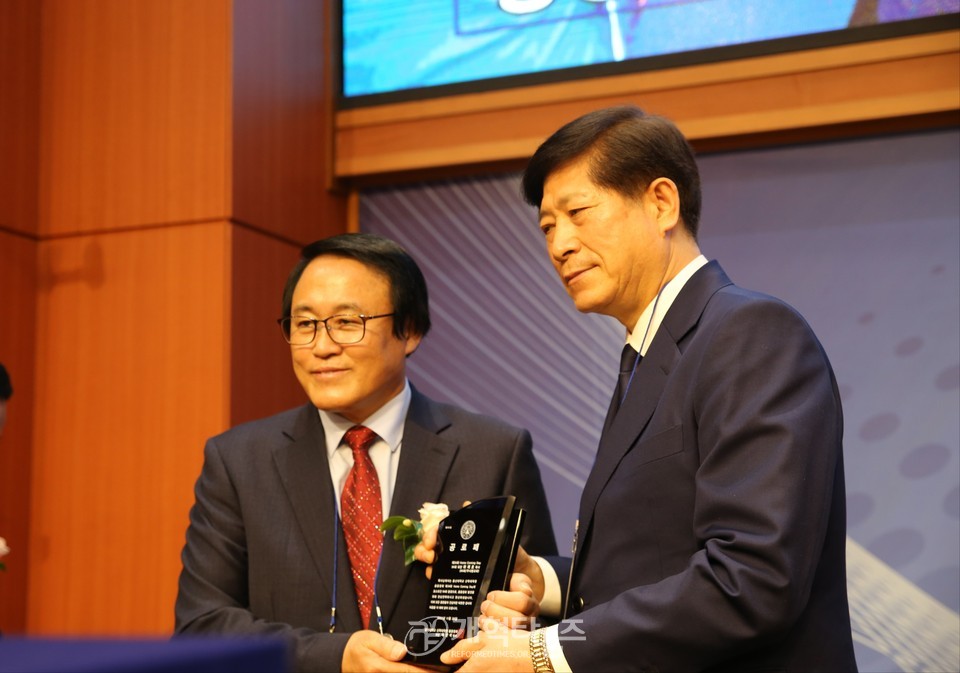 총신대신대원총동창회, 94회주관 홈커밍데이, 하재호 목사에게 공로패 전달 모습