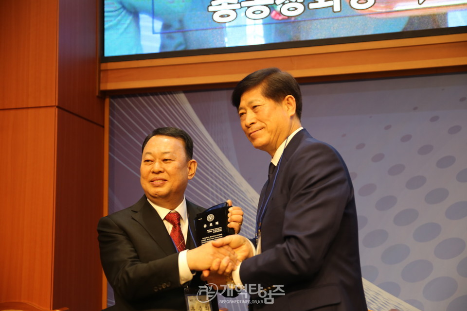 총신대신대원총동창회, 94회주관 홈커밍데이, 직전회장 우충희 목사에게 공로패 전달 모습
