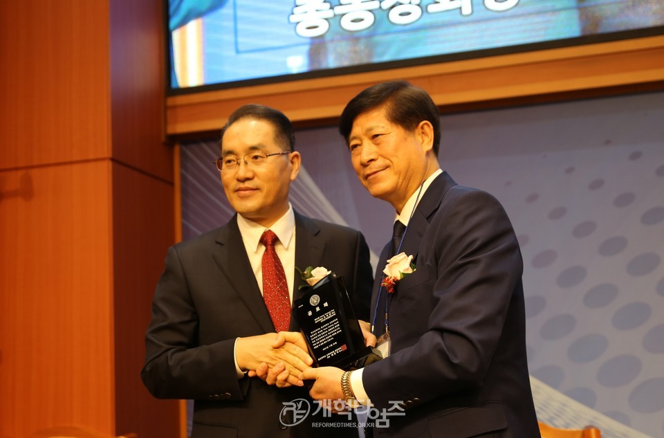 총신대신대원총동창회, 94회주관 홈커밍데이, 준비위원장 고석찬 목사에게 공로패 전달 모습