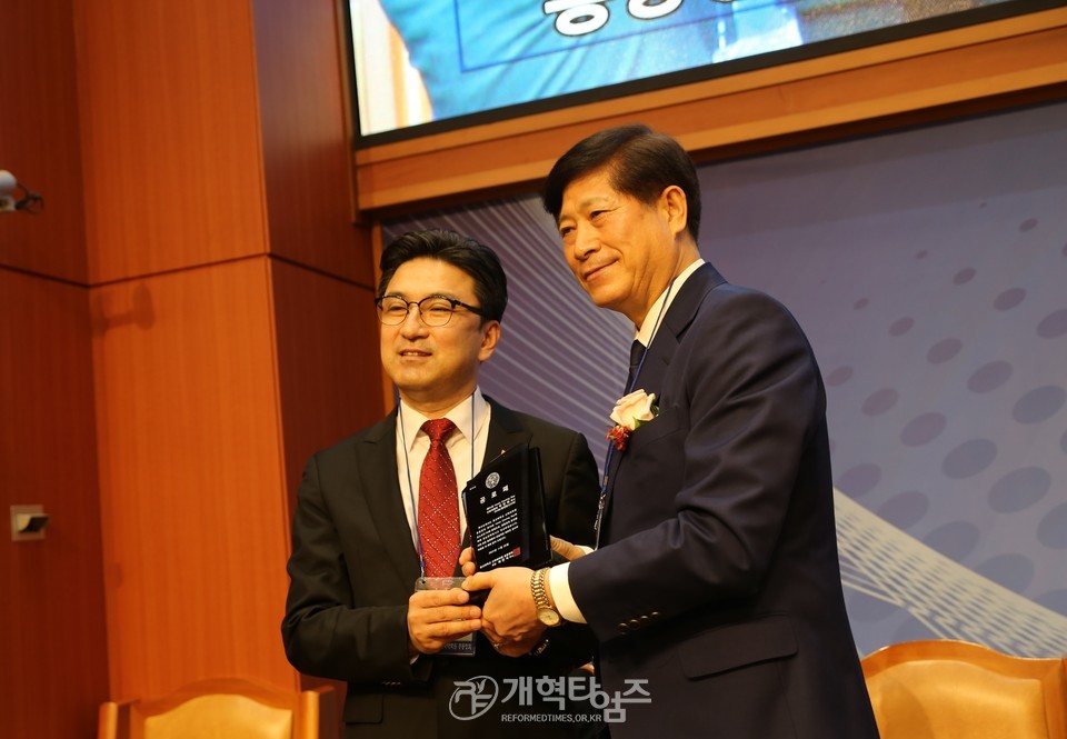 총신대신대원총동창회, 94회주관 홈커밍데이, 진행위원장 박민하 목사에게 공로패 전달 모습