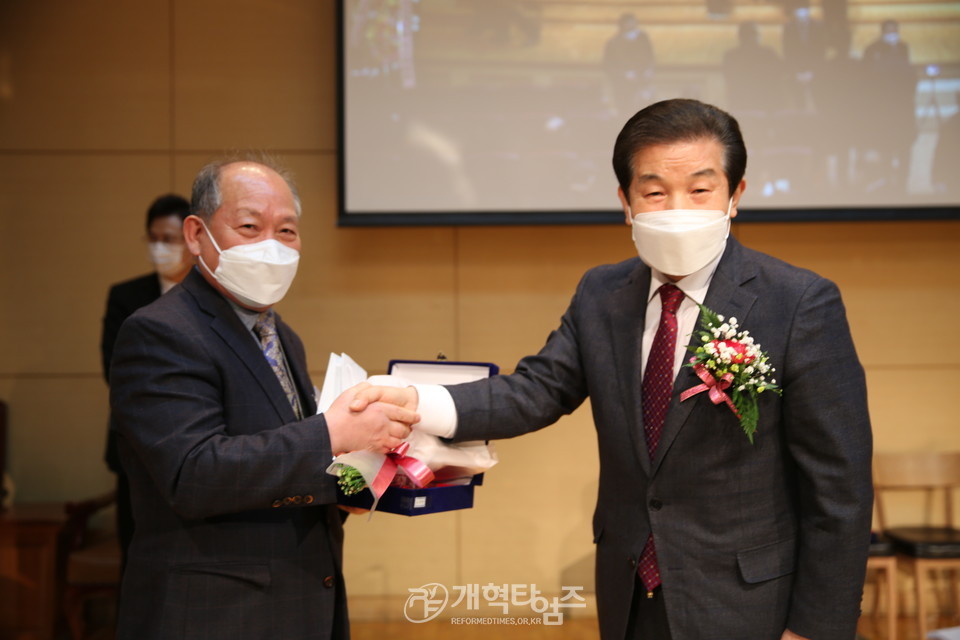 전국호남협, '2022년 신년하례회 및 당선자 축하식', 총회 재정부장 박석만 장로 축하 모습