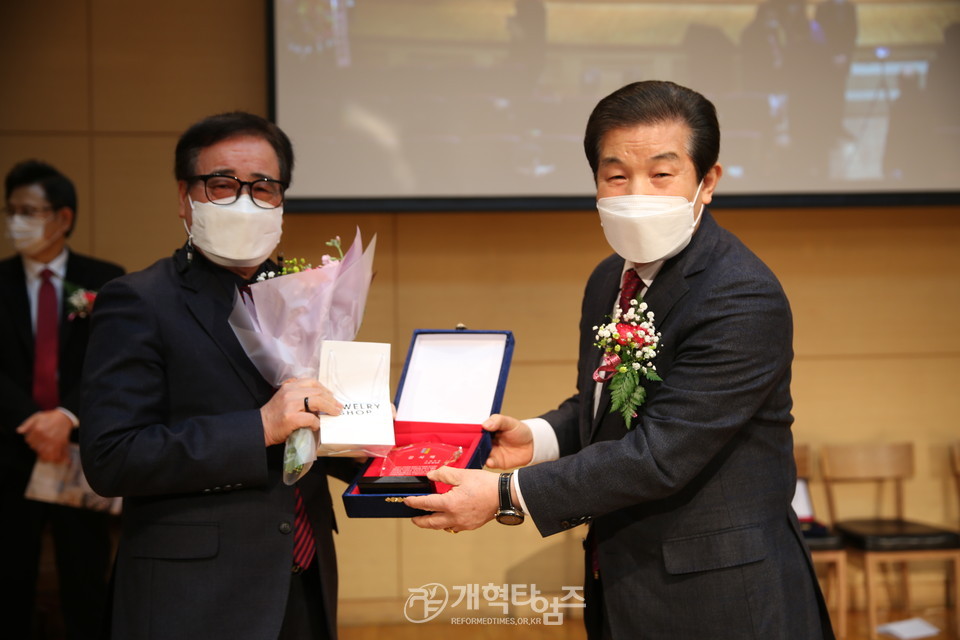 전국호남협, '2022년 신년하례회 및 당선자 축하식', 총회 사회부장 박영수장로 축하 모습