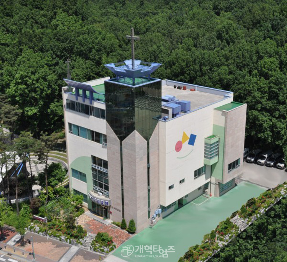 경기동중노회 합병감사예배가 열린 한우리교회 모습