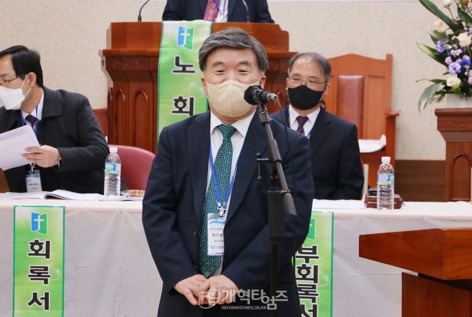 총회 회록 서기 후보로 추천받은 한기영 목사 모습