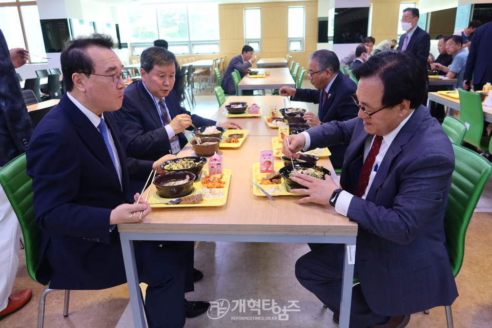 총신대신대원총동창회 제35회 홈커밍데이 및 정기총회을 마친 후 모습