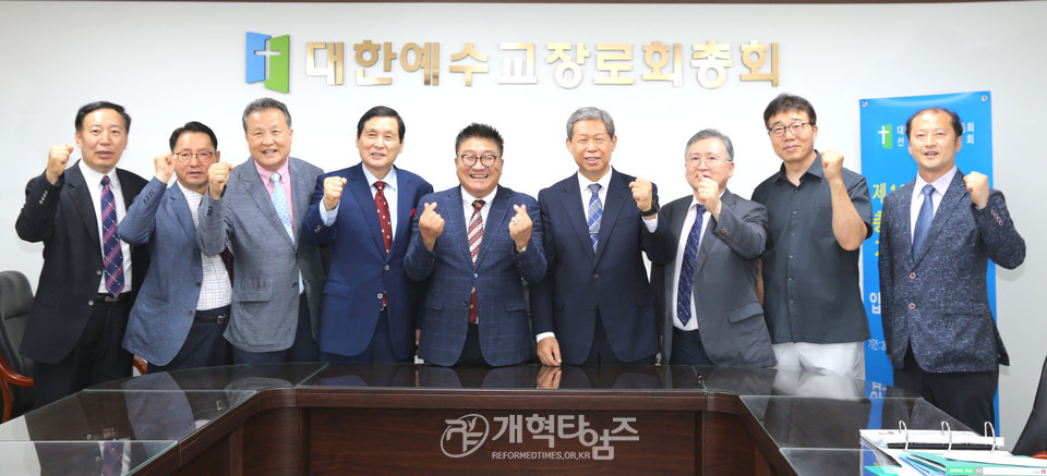 제107회 총회 부회계 후보로 등록한 한복용 장로 모습