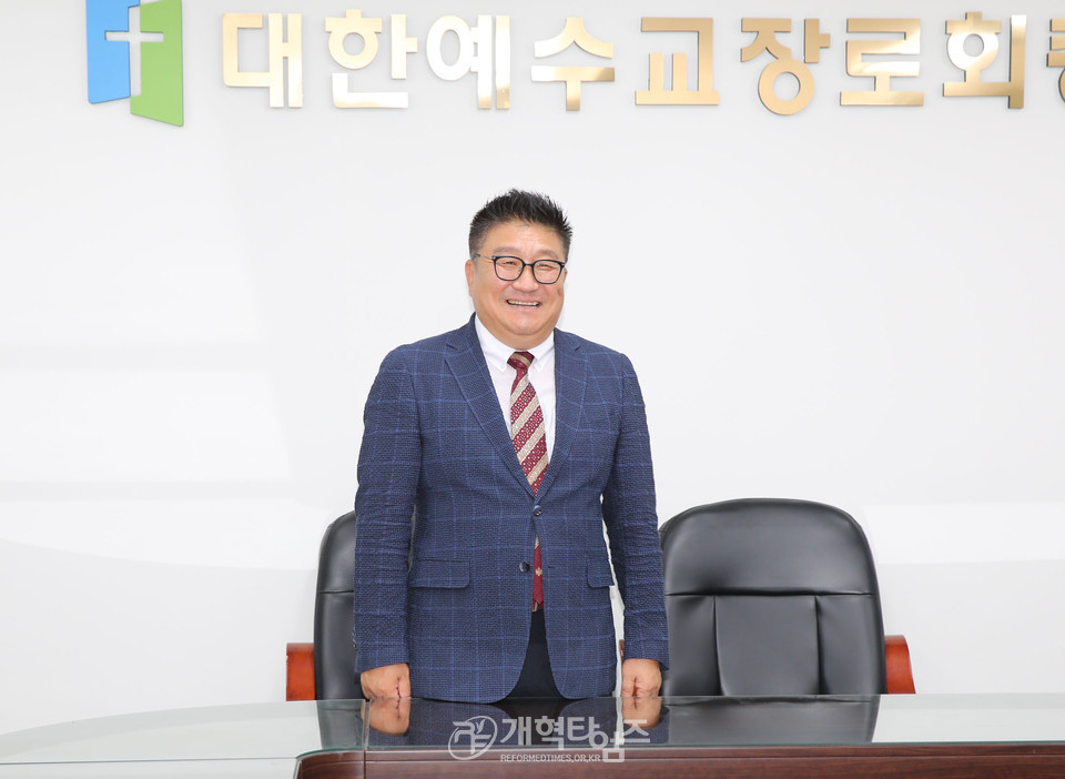 제107회 총회 부회계 후보로 등록한 한복용 장로 모습